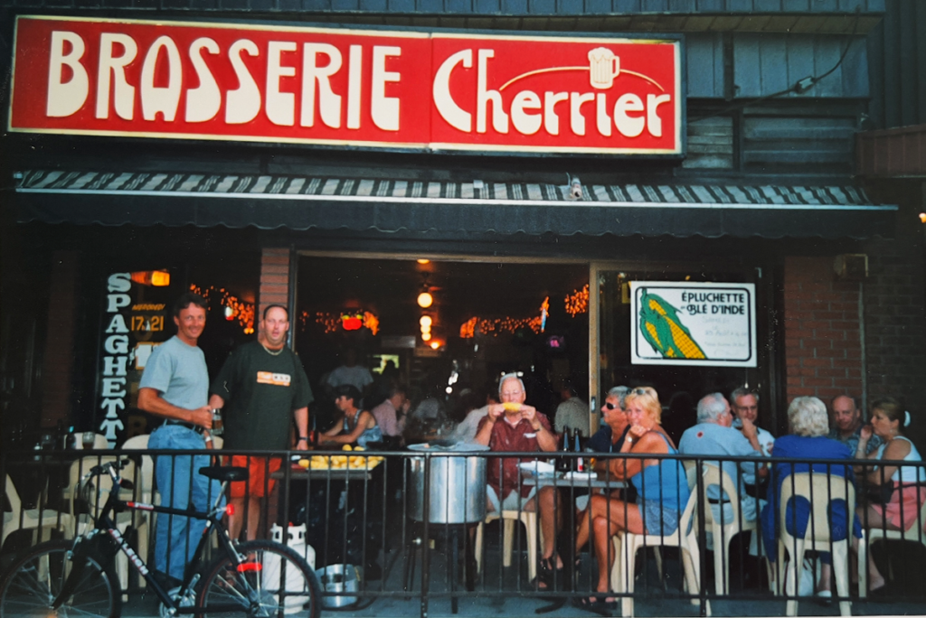 Terrasse à l'été 1995, où il y a une affiche pour l'épluchette de blé d'Inde.