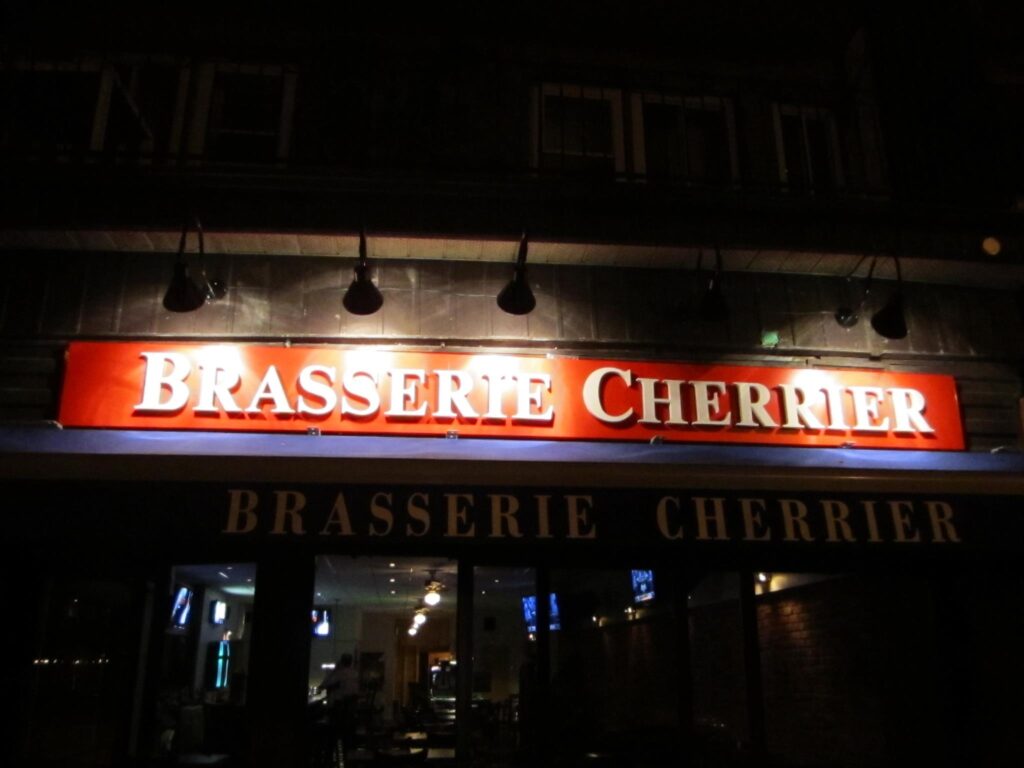 devant de la Brasserie Cherrier le soir